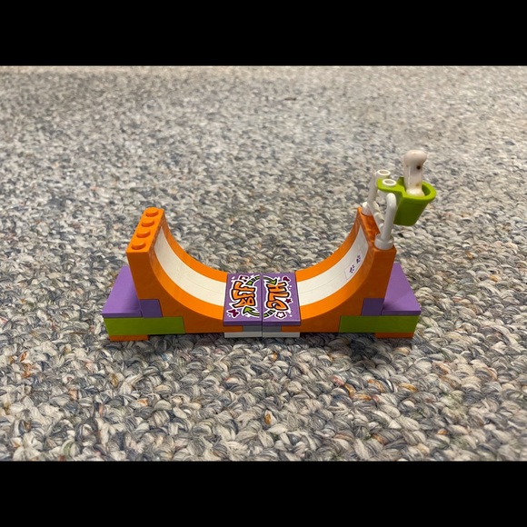 LEGO Friends 41099 Heartlake Skate Park - Picture 4 of 11